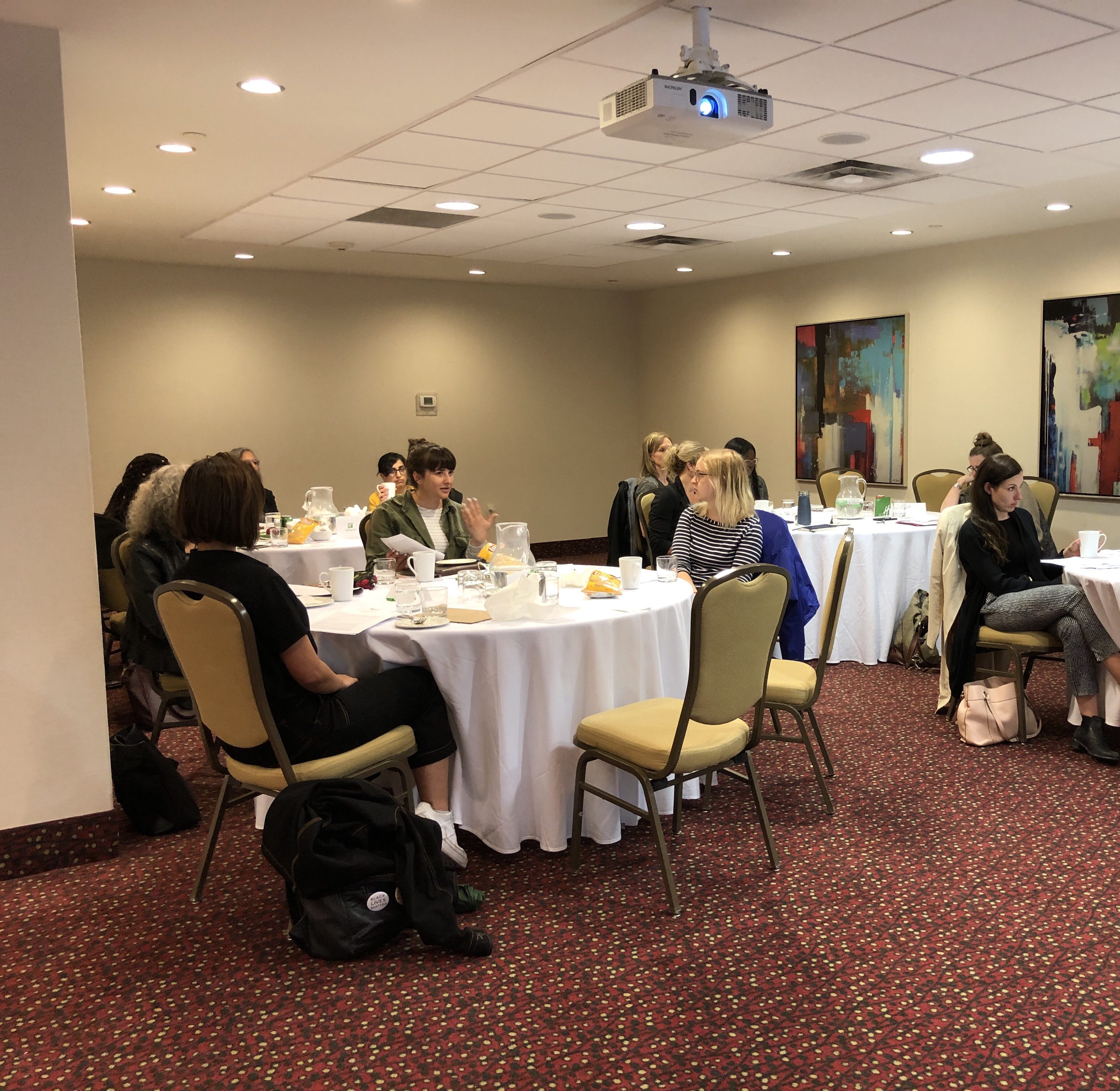 Femmes assises à une table lors de l’atelier sur la réforme féministe du droit à Toronto